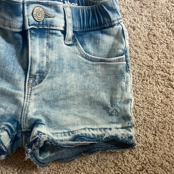 Good condition Gap jean shorts - Size 4T - Picture 2 of 3